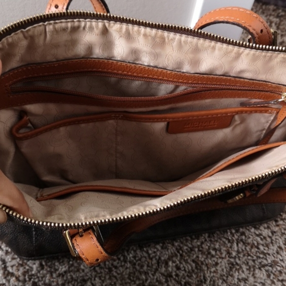 Authentic Micheal Kors Bag - check out my purses! - Picture 2 of 3